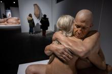 "Embrace", une oeuvre de Marc Sijan, est présentée à l'exposition sur les maîtres de l'hyperréalisme, le 11 février 2022 à La Sucrière de Lyon