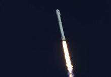 La fusée Falcon 9, après un décollage le 19 avril 2018 depuis Cap Canaveral (Floride)