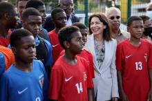 La candidate socialiste à la présidentielle, Anne Hidalgo, avec de jeunes joueurs de football dans un centre sportif de Pointe-à-Pitre, en Guadeloupe, le 11 février 2022