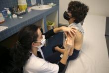 Une infirmière administre une dose de vaccin contre le Covid à un enfant à Bastia, en Corse, le 2 février 2022