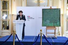 La ministre française de la Culture Roselyne Bachelot devant le tableau de Gustav Klimt "Rosiers sous les arbres" le 15 mars 2021 à Paris