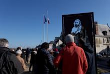 Des personnes regardent la sculpture "Passage Abdelkader" de l'artiste Michel Audiard, représentant l'émir Abdelkader, vandalisée avant son inauguration, le 5 février 2022 à Amboise, en Indre-et-Loire