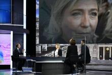 Le candidat Reconquëte! à la présidentielle française Eric Zemmour (g) sur le plateau de France 2 et son adversaire du RN Marine Le Pen (sur l'écran) à Paris, le 1er février 2022
