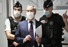 L'ancien ministre de l'Intérieur Claude Guéant arrive pour son procès dans l'affaire des "Sondages de l'Élysée" au palais de justice de Paris, le 18 octobre 2021