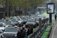 Des centaines de taxis protestent le 30 mars 2022 contre la flambée des prix du carburant sur le périphérique entre Roissy et Bercy