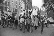 Manifestation organisée par le Mouvement de libération de la femme (MLF) pour la liberté de contraception et d'avortement, le 25 novembre 1972 à Paris