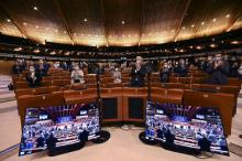 Les membres de l'Assemblée parlementaire du Conseil de l'Europe (APCE) applaudissent après une minute de silence en hommage aux victimes de l'invasion de l'Ukraine par la Russie, le 14 mars 2022 à Str