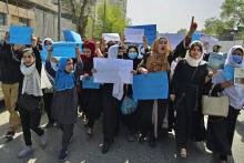 Des femmes et filles afghanes manifestent à Kaboul contre la décision prise par les talibans de fermer l'enseignement secondaire aux filles, le 26 mars 2022
