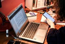 Les jeunes Français passent six fois plus de temps sur internet qu'à lire, selon une étude du Centre national du livre