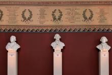 Des bustes dans la salle du Jeu de Paume, le 2 mars 2022 à Versailles