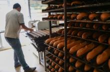 Un Tunisien travaille dans une boulangerie à Tunis, le 11 mars 2022