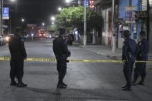 Des policiers à Colon après le meurtre d'un homme par un gang, le 26 mars 2022 au Salvador