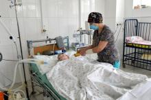 Un garçon ukrainien blessé, soigné à l'hôpital de Kharkiv, le 10 mars 2022