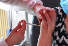 Un vaccin contre le Covid-19 injecté à une personne âgée, le 17 janvier 2021 à l'hôpital de Dunkirk (Nord)