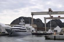 Au chantier naval de La Ciotat, près de Marseille, sud de la France, le yacht Amore Vero, propriété d'une société liée à Igor Setchine, proche de Vladimir Poutine, et saisi par les douanes françaises 