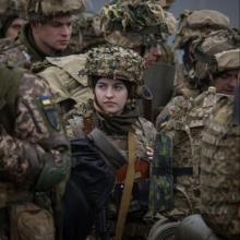femme militaire ukrainienne soleil noir