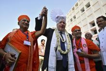 Le Premier ministre britannique Boris Johnson a reçu un turban traditionnel à son arrivée dans une université indienne du Gujarat le 21 avril 2022