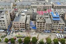 Photo aérienne prise le 29 avril 2022 montrant un immeuble s'étant effondré à Changsha, dans le centre de la Chine