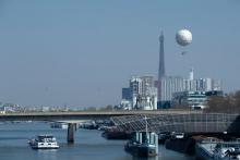 Un ballon de surveillance de la qualité de l'air, à Paris le 24 mars 2022