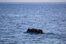 Des migrants dans un bateau pneumatique tentent la traversée de la Manche, le 15 mars 2022
