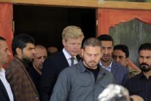 L'envoyé spécial de l'ONU pour le Yémen, Hans Grundberg (c), à son arrivée à l'aéroport de Sanaa, le 11 avril 2022 au Yémen
