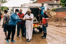 Distribution de nourriture dans un quartier de Durban frappé par les inondations, le 16 avril 2022