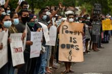 Des manifestants tiennent des banderoles et des pancartes lors d'une manifestation contre la flambée des prix et la pénurie de carburant et d'autres produits de base à Colombo au Sri Lanka le 2 avril 