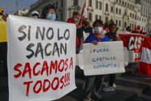 Des centaines de manifestants appellent à la démission du président péruvien Pedro Castillo à Lima, le 9 avril 2022