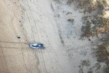 Vue aérienne d'un bateau pneumatique abandonné sur une plage, le 25 mars 2022 à Saint-Etienne-au-Mont, dans le Pas-de-Calais
