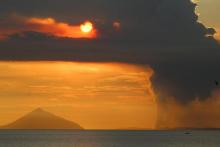 Nuage de fumée craché par le volcan Anak Krakatoa, en Indosésie, le 24 avril 2022