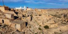 Maisons troglodytes à Ghariane, ville perchée dans les montagnes du nord-ouest de la Libye, le 5 février 2022