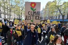 Des manifestants marchent "pour le futur" à Paris, le 9 avril 2022