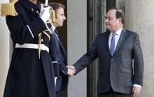 Emmanuel Macron et François Hollande à l'Elysée le 25 février 2022