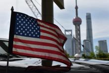 Le drapeau américain flotte sur un véhicule du consulat, en juillet 2019 à Shanghai