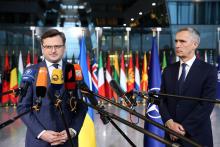 Le chef de la diplomatie ukrainienne Dmytro Kouleba (g) et le secrétaire général de l'Otan, Jens Stoltenberg, le 7 avril 2022 à Bruxelles