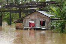 Une maison submergée par les flots après le passage de la tempête Megi, à Abuyog aux Philippines, le 11 avril 2022