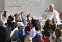 Le pape François bénit les fidèles réunis sur la place Saint-Pierre à Rome avant l'audience générale hebdomadaire, le 20 avril 2022