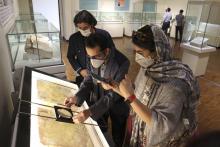 Des Iraniens visitent une exposition au musée national de Téhéran sur 51 briques glaçurées du royaume mannéen, établi du Xe au VIIe siècle av. J.-C. dans le nord-ouest du territoire de l'Iran, le 16 a