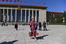 Une déléguée arrive à la session annuelle de l'Assemblée nationale populaire chinoise, le 5 mars 2022 à Pékin