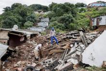 Des habitants récupèrent les restes de ce qui était l'église méthodiste d'Afrique du Sud à Clermont, près de Durban, le 13 avril 2022, après les fortes pluies qui ont tué quatre enfants de la région