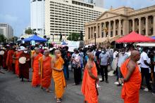Des moines bouddhistes manifestent devant le siège de la présidence du Sri Lanka, le 12 avril 2022 à Colombo