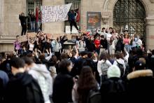 Des jeunes rassemblés devant le lycée Lamartine à Paris le 19 avril 2022 pour faire entendre leur voix dans l'entre-deux-tours de l'élection présidentielle