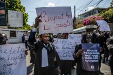 Des avocats manifestent devant la résidence privée du Premier ministre haïtien Ariel Henry, le 8 avril 2022 à Port-au-Prince