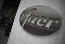 Le logo de la société Pfizer devant le siège social de Pfizer le 27 avril 2016 à New York