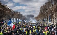 Les Gilets jaunes sur les Champs-Elysées.