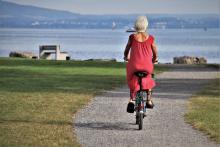 Une retraitée à vélo