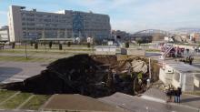 En janvier, le sol s'est effondré sur le parking de l'hôpital de Naples 