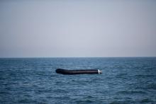 Un bateau qui transportait des migrants, secourus par les marins de l'Abeille Languedoc, le 9 mai 2022, dans la Manche