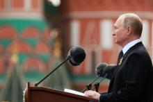 Le président russe Vladimir Poutine lors d'un discours à l'occasion du 77e anniversaire de la victoire sur l'Allemagne nazie en 1945, le 9 mai 2022 à Moscou