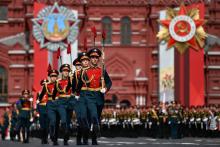 Les gardes russes défilent sur la Place Rouge lors de la répétition générale du défilé militaire du jour de la Victoire, à Moscou le 7 mai 2022